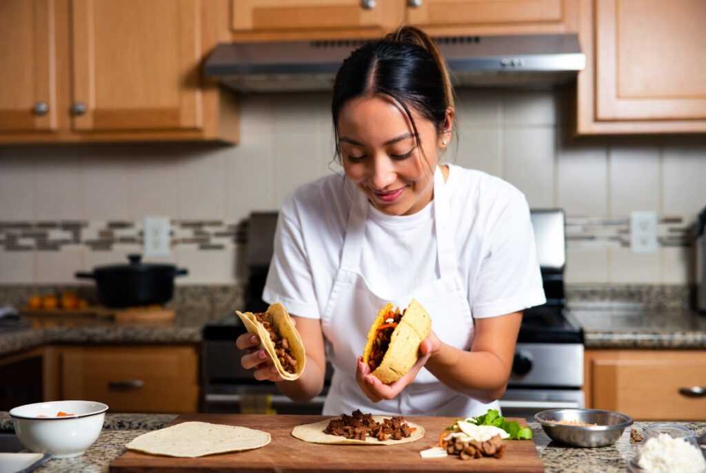 2. Baja la insulina → quemas grasa aunque comas tacos y arepas